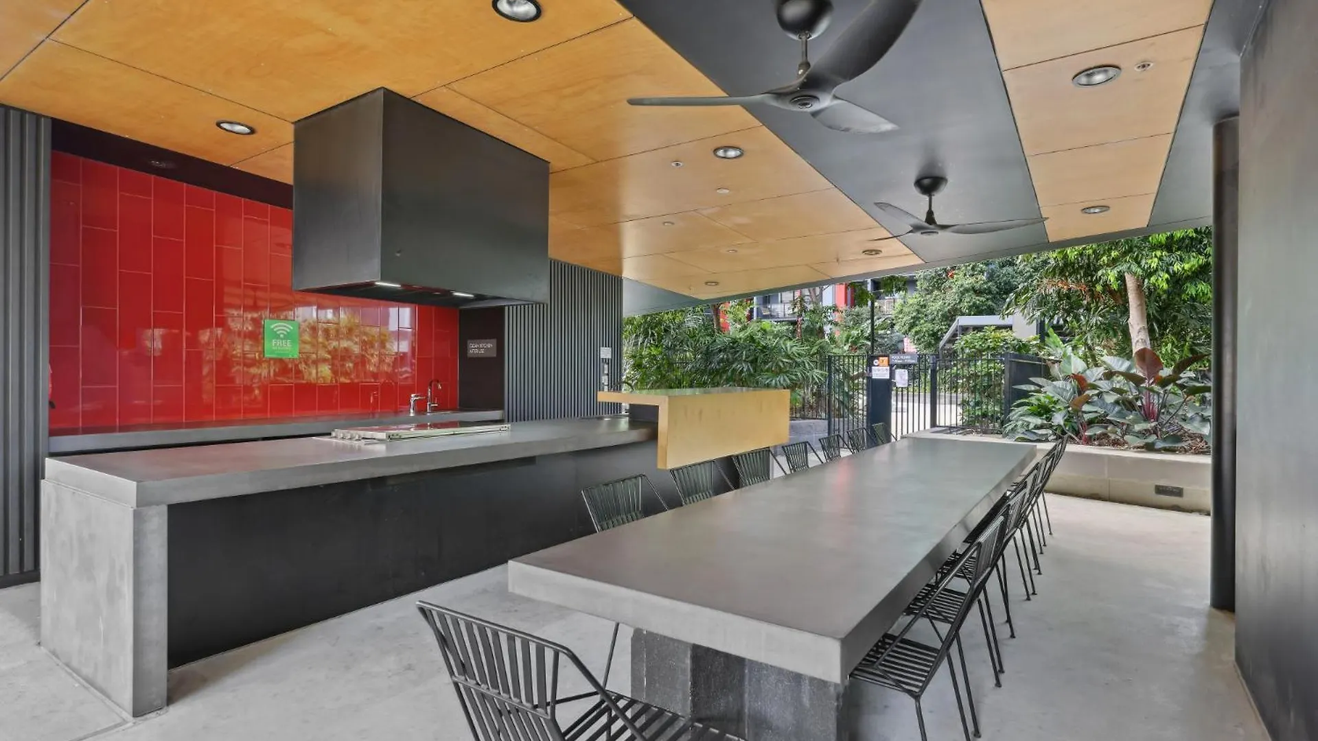 Cosy 2-Bed With Pool Bbq Area And Secure Parking Apartment Brisbane